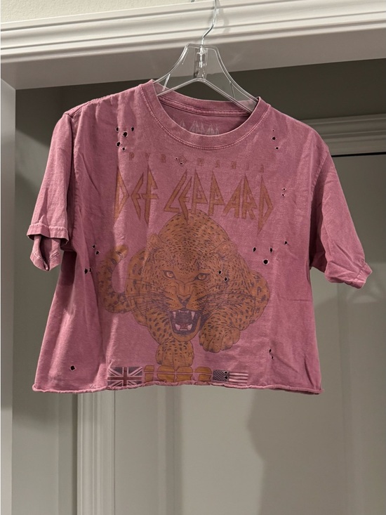 Def Leppard Tops - Pink Cheetah Graphic Cropped Woman’s Tee